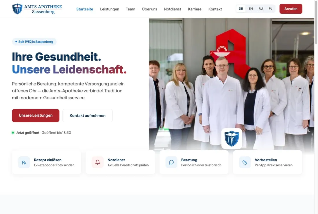 Neue Website der Amts-Apotheke Sassenberg: einladendes Hero mit Team-Foto, Live-Öffnungsstatus und Kacheln für Rezept, Notdienst, Beratung und Vorbestellung.